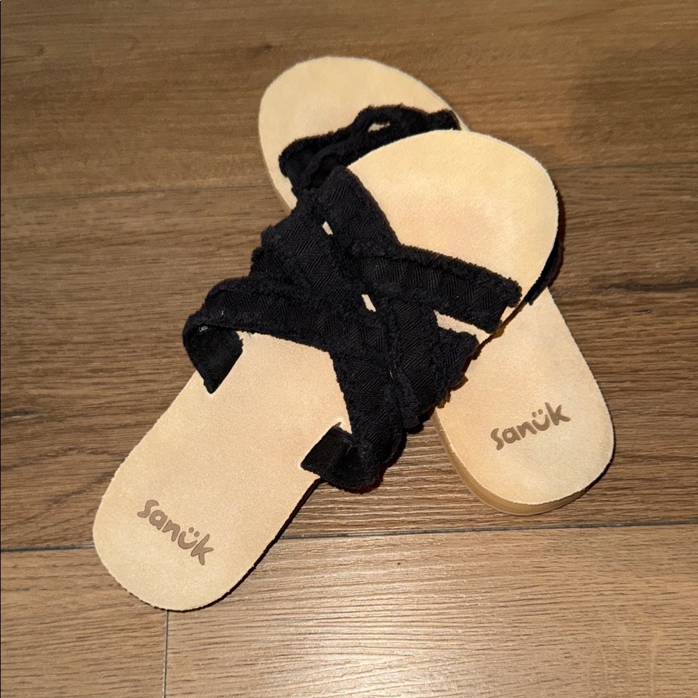Sanuk Women's Black and Tan Sandals